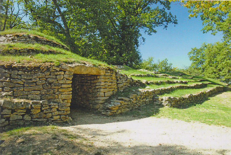 Tumulus and passage grave, Chiron-Bougon (fr), Photo courtesy of Janhnke, CC-by-sa/Wikimedis commons.